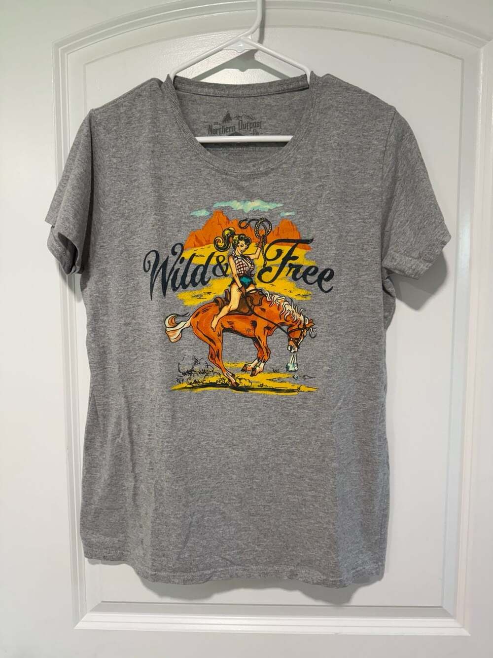 Western Cowgirl Rodeo Bucking Bronco Wild & Free Graphic Tee Women’s L